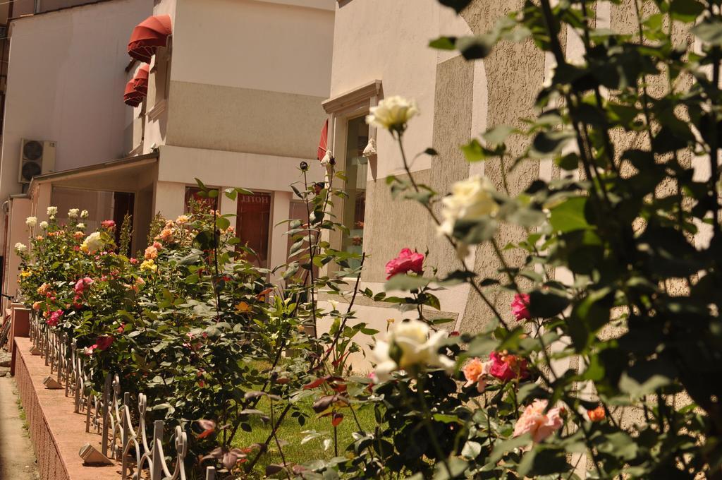 Theranda Boutique Hotel Тирана Экстерьер фото