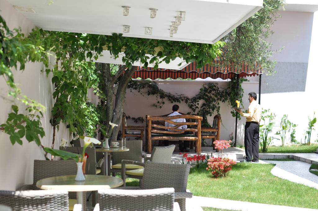 Theranda Boutique Hotel Тирана Экстерьер фото
