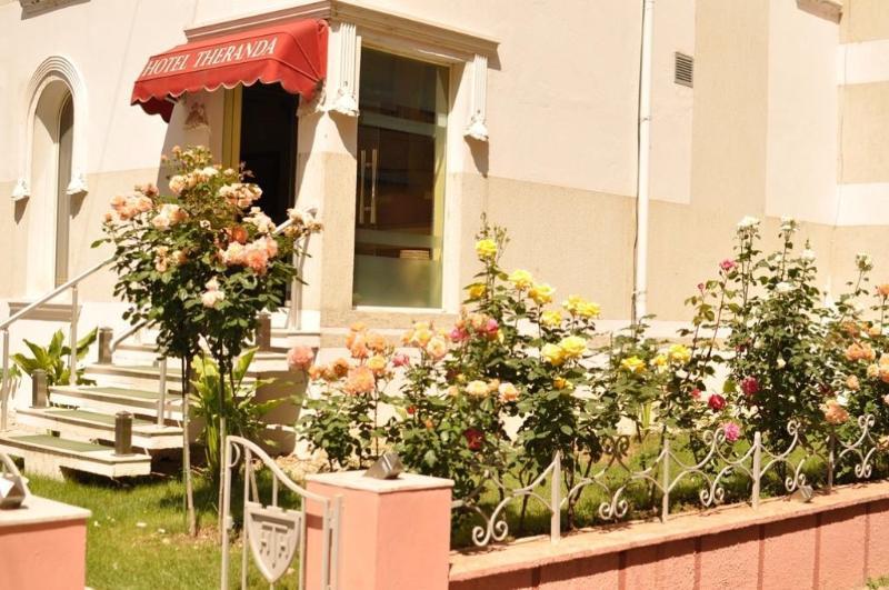 Theranda Boutique Hotel Тирана Экстерьер фото